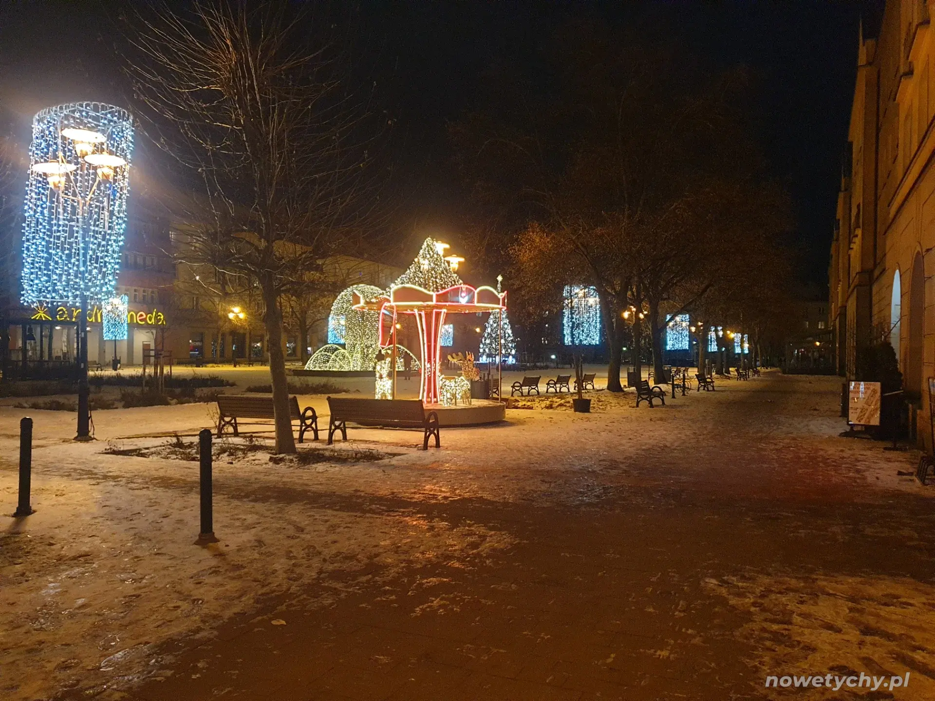 Bożonarodzeniowy wystr&oacute;j, pośrodku czerwona karuzela