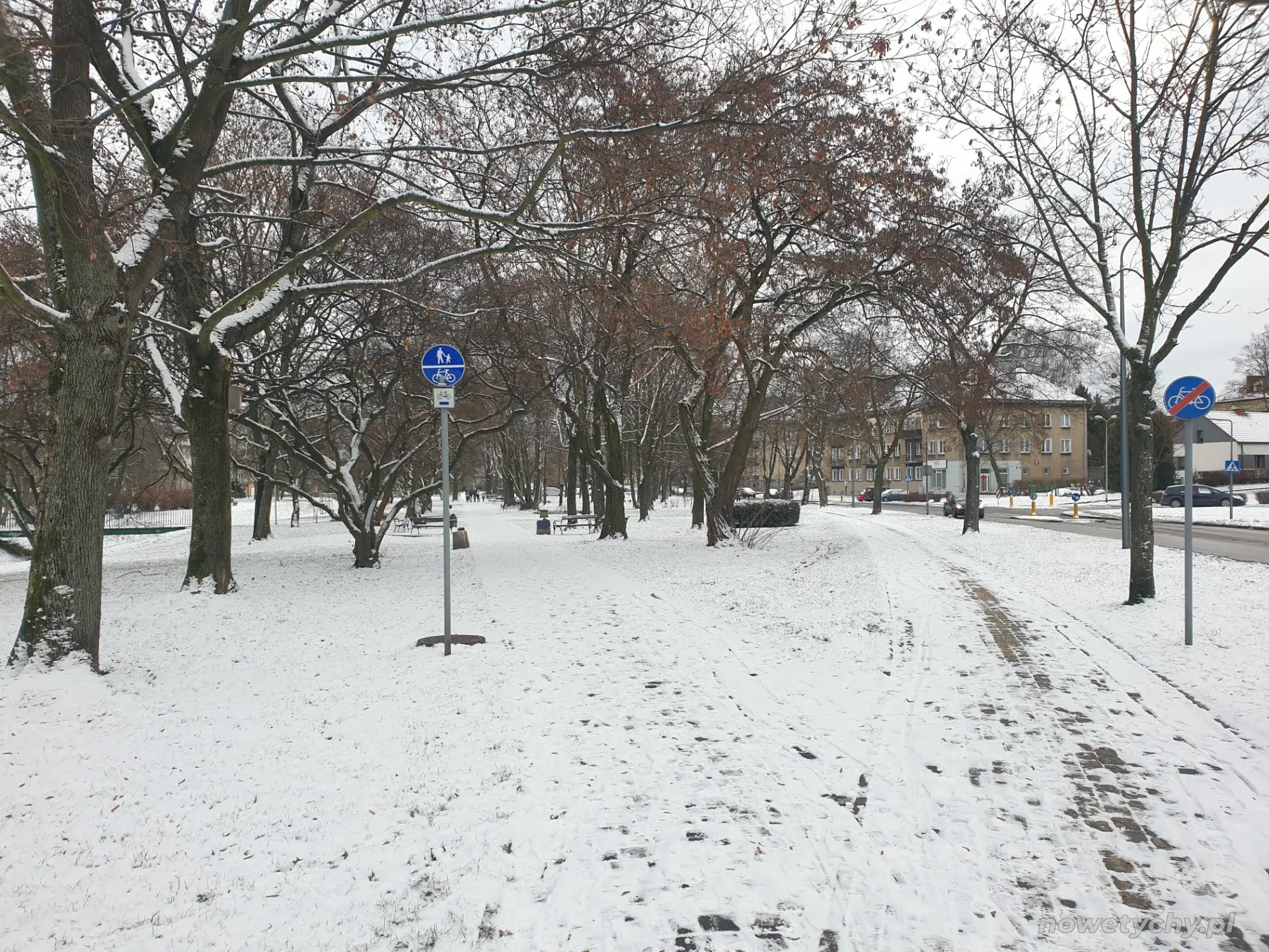 Rozdroże, po prawej stronie ulica Hlonda